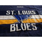 	Tričko St.Louis Blues od značky Reebok s logem St.Louis Blues na hrudi.