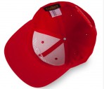 Snapback od značky PitBull West Coast v červeném provedení s vyšitým nápisem PitBull na přední straně.