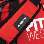 Sportovní Taška od značky PitBull West Coast s v červeném provedení s nápisem PitBull West Coast.